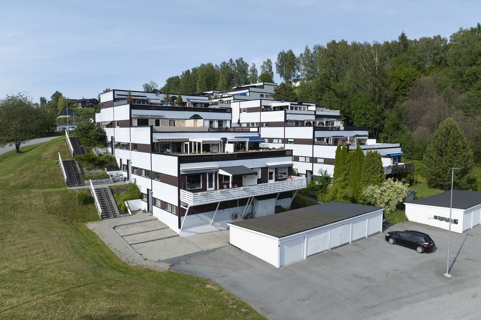 Med boligen følger en egen garasjeplass i felles garasjeanlegg. Galleribilde