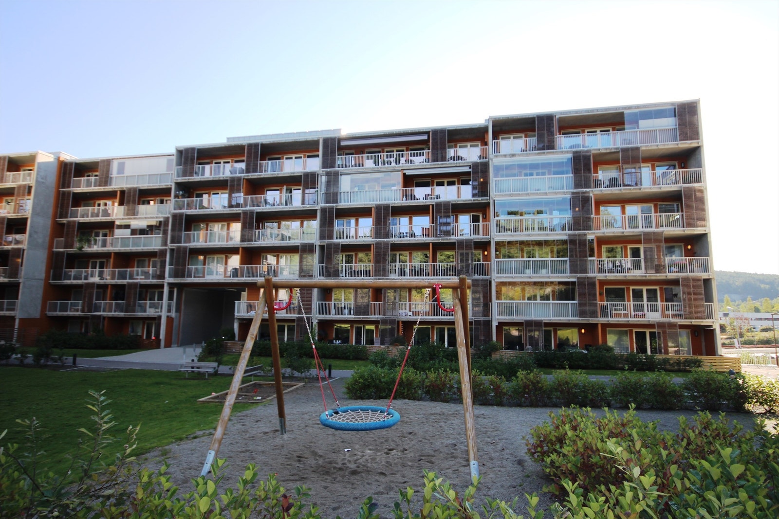 Fasade med lekeplass. Galleribilde