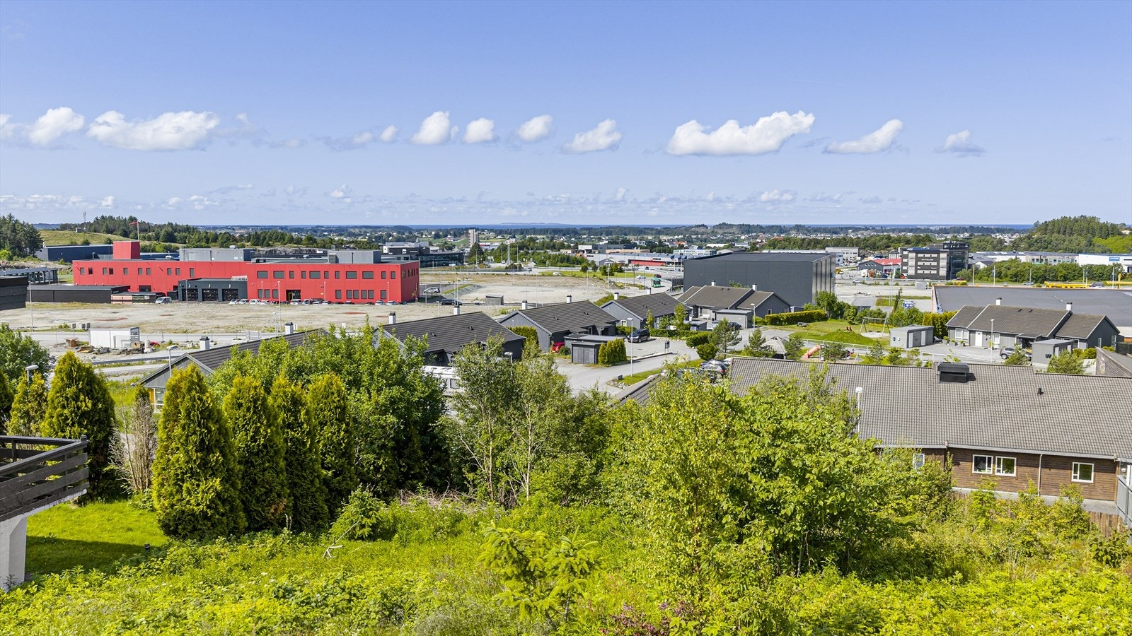 Tomten har høy beliggenhet på Vassbrekke med utsikt over nærområdet Galleribilde