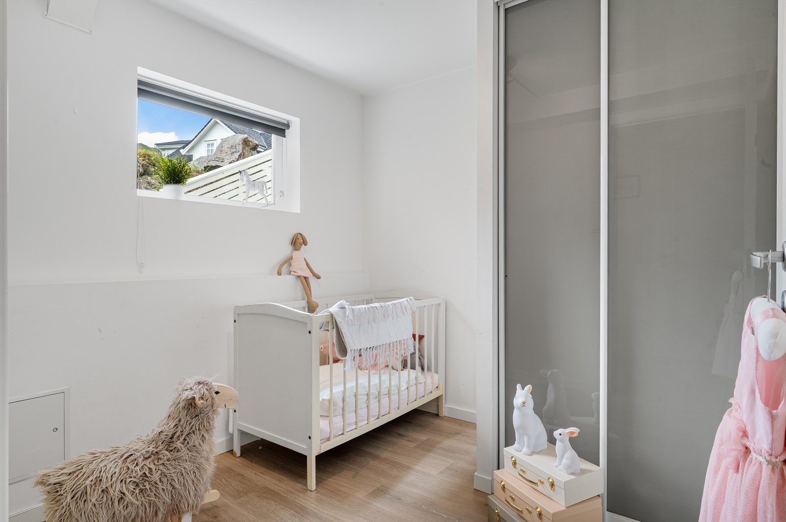 Boligen inneholder også et disponibelt rom som har vært brukt som kontor/soverom. Dette er ikke en godkjent løsning da rommet er godkjent som bod. Galleribilde