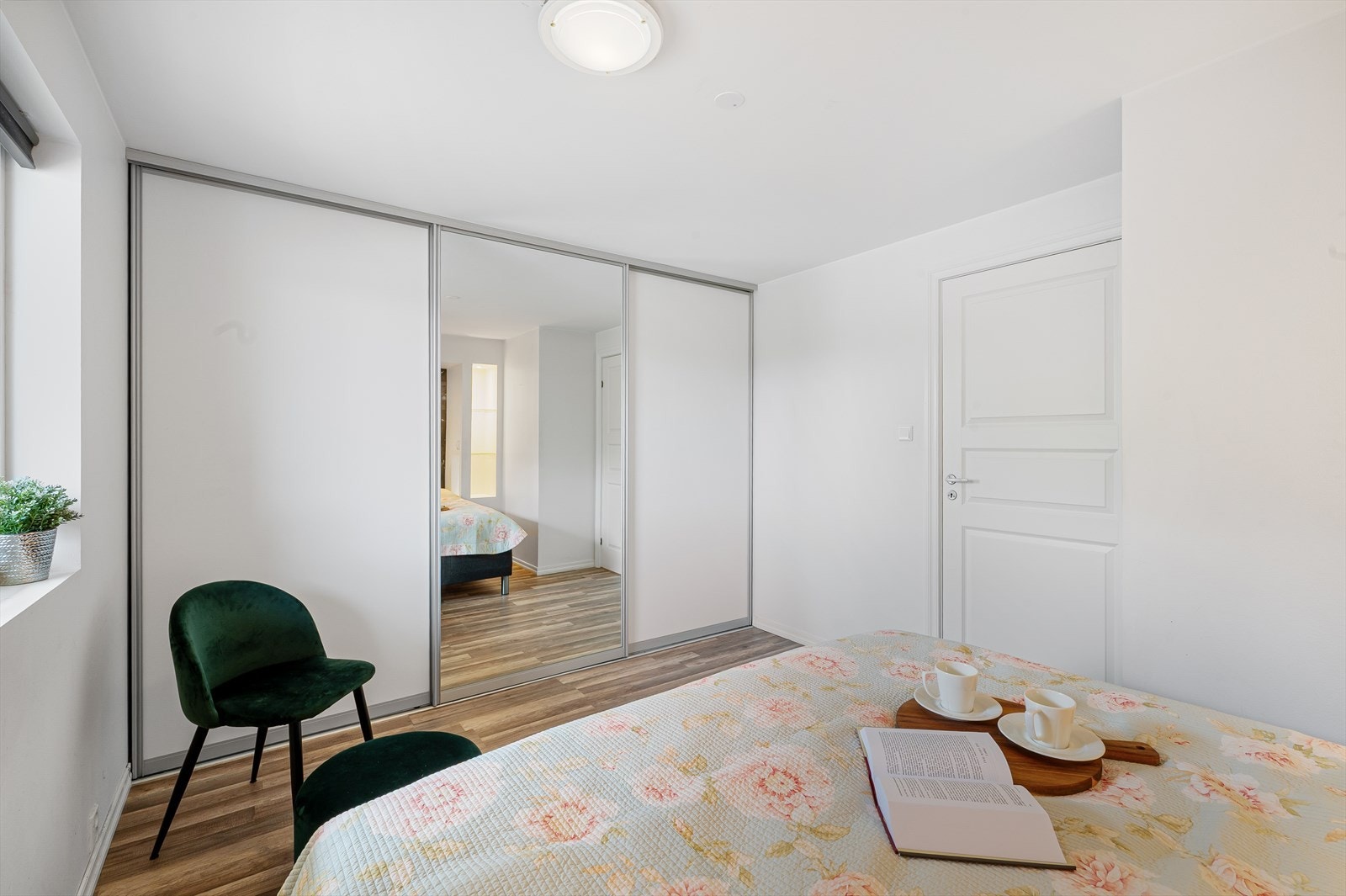 Rommet inneholder også en stor skyvedørsgarderobe. Galleribilde
