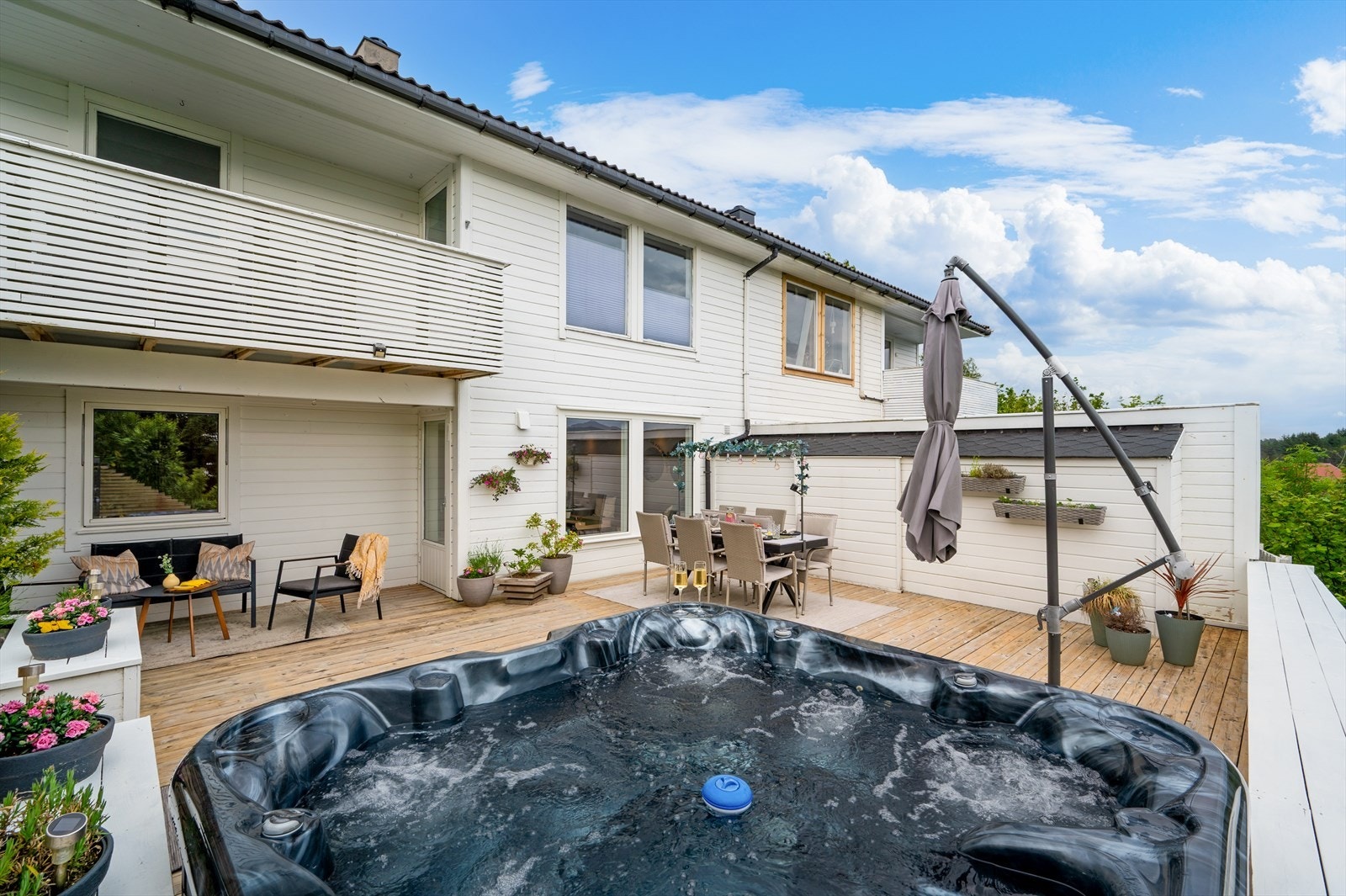 Etter en lang dag på jobb er det perfekt å ta seg et avslappende bad i jacuzzien. Galleribilde