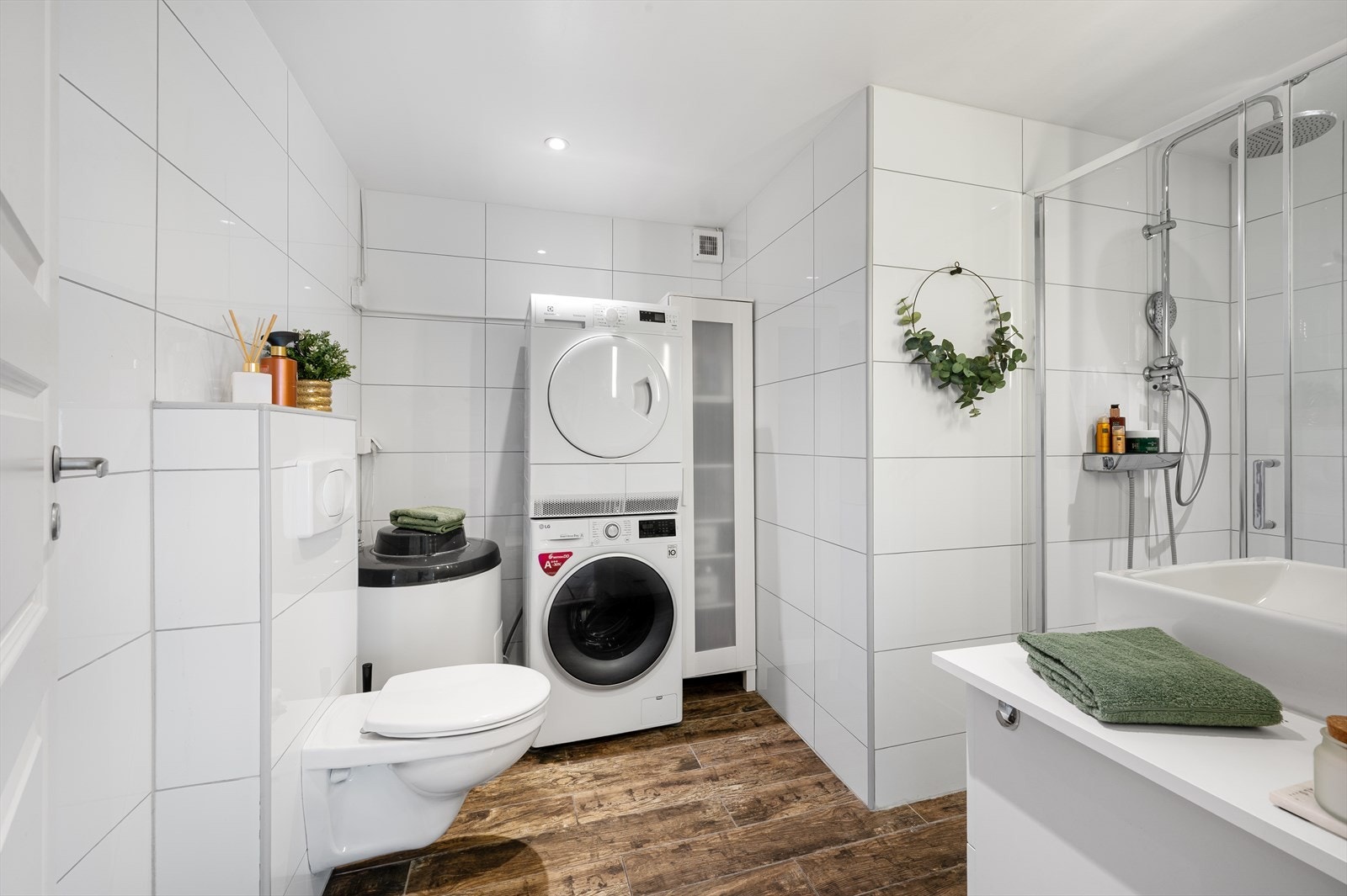 Badet er helfliset med varmekabler i gulv. Galleribilde