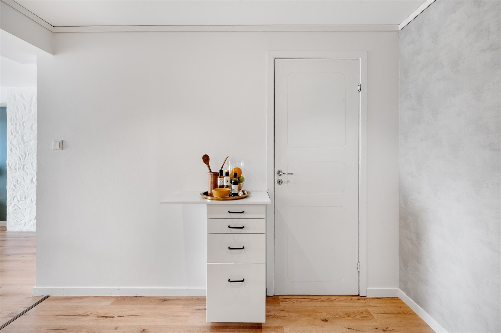 Fra kjøkkenet har du ankomst inn til en praktisk bod for oppbevaring. Galleribilde