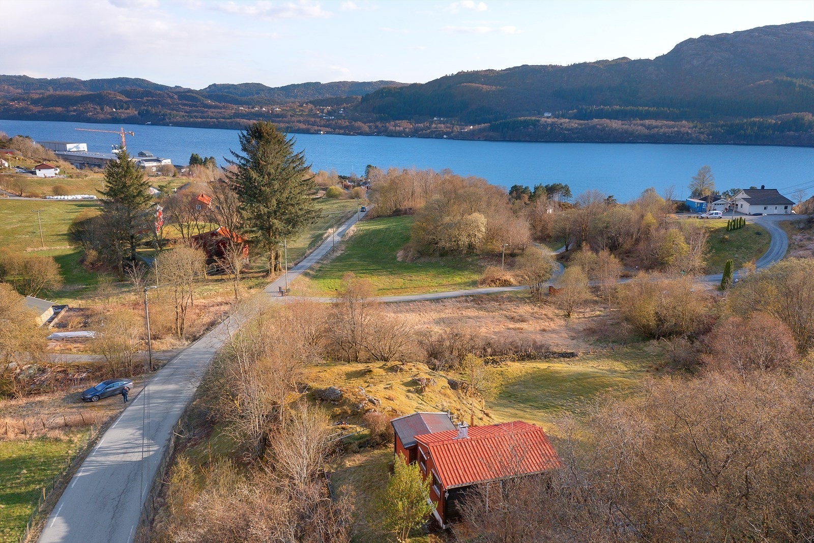 Tomten ligger fint til på Vetås, med kort avstand til sjø og marina. Galleribilde