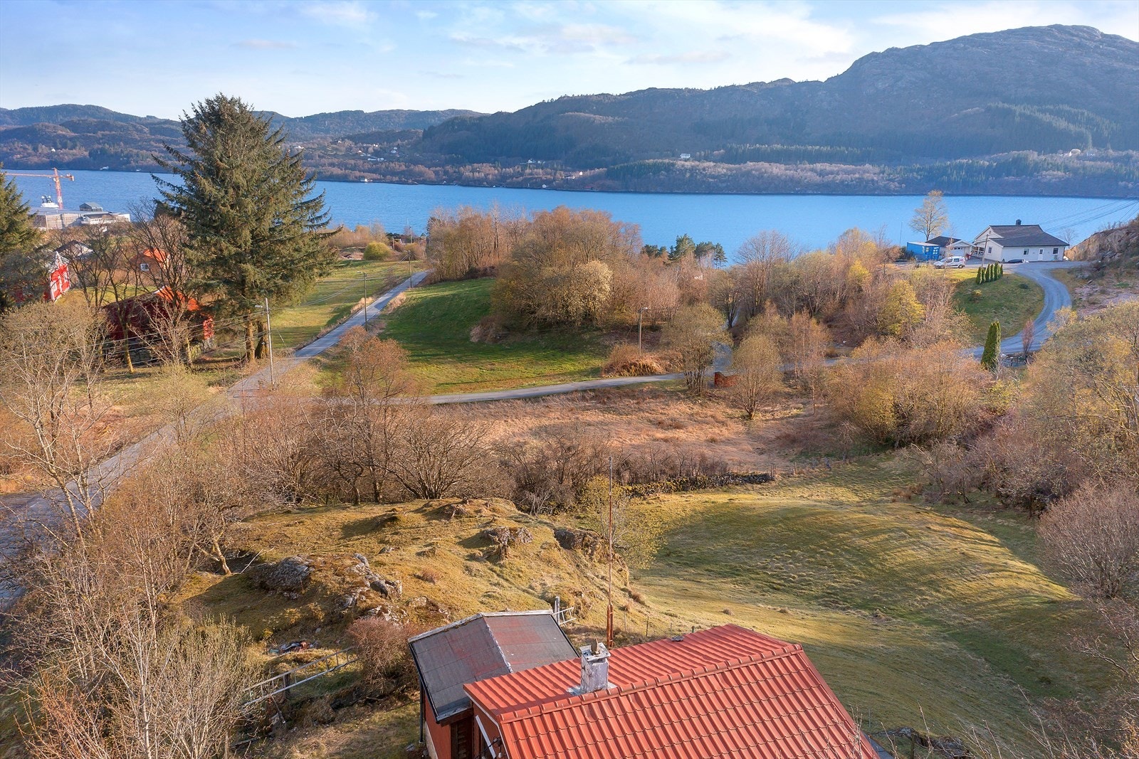Tomten er i dag bebygd med en eldre hytte i svært dårlig stand. Galleribilde