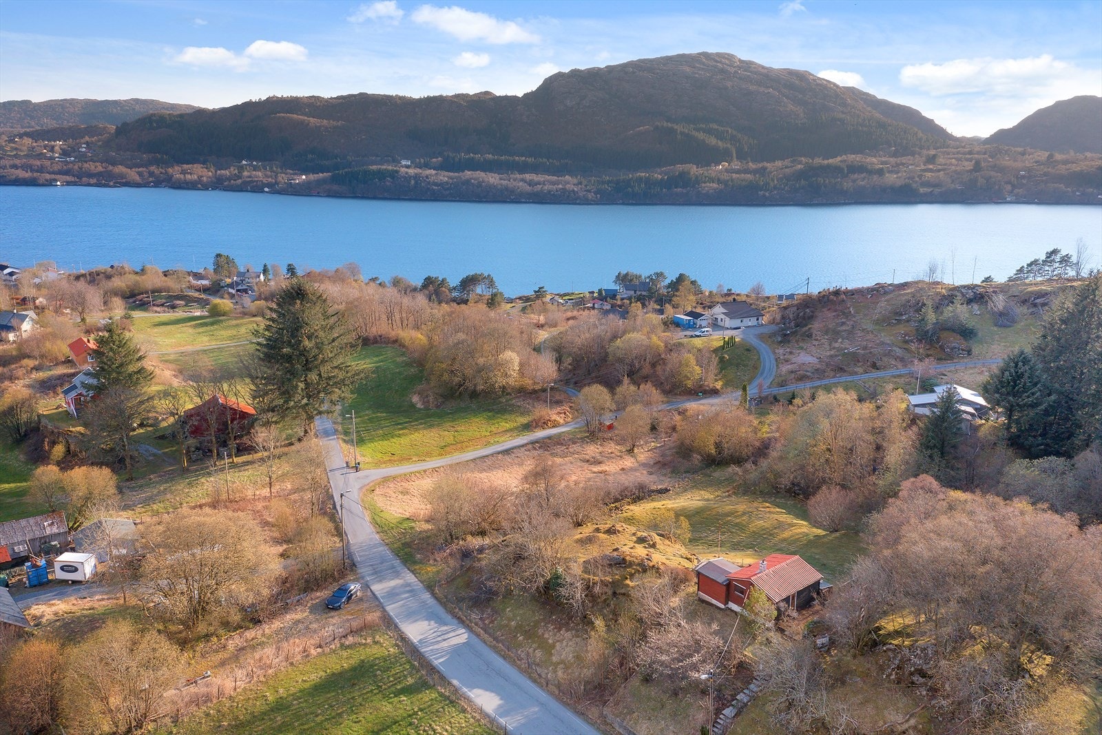Fra tomten er det fin utsikt over nærområdet, og videre mot Radfjorden og Holsnøy. Galleribilde