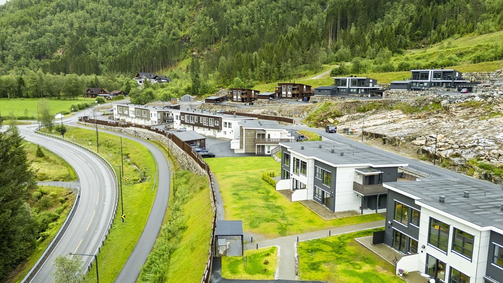 - Det er gangavstand til bussholdeplass og dagligvarebutikk, samt gangvei med lys inn til sentrum (4,3 km) - Galleribilde