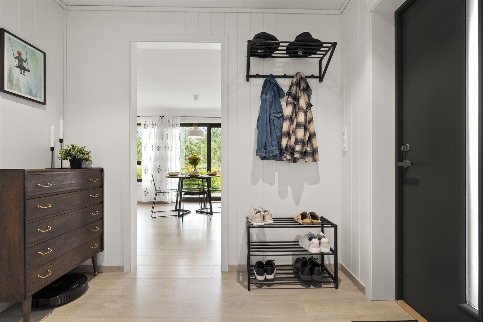 - Entré med plass til oppbevaring - Galleribilde