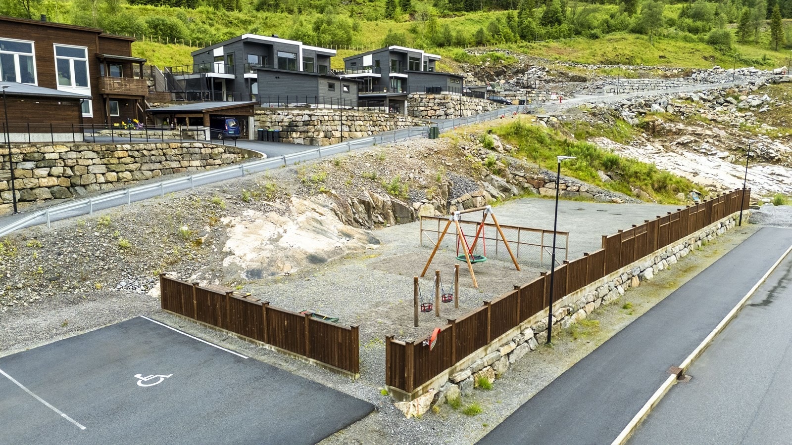 - Felles lekeplass i sameiet like ved - Galleribilde