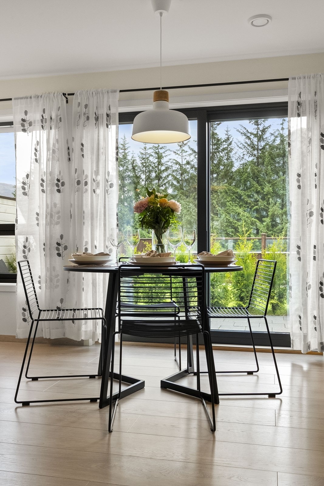 - Fra stuen er det skyvedør ut til romslig terrasse. Herfra er det videre utgang til stor, felles hage - Galleribilde