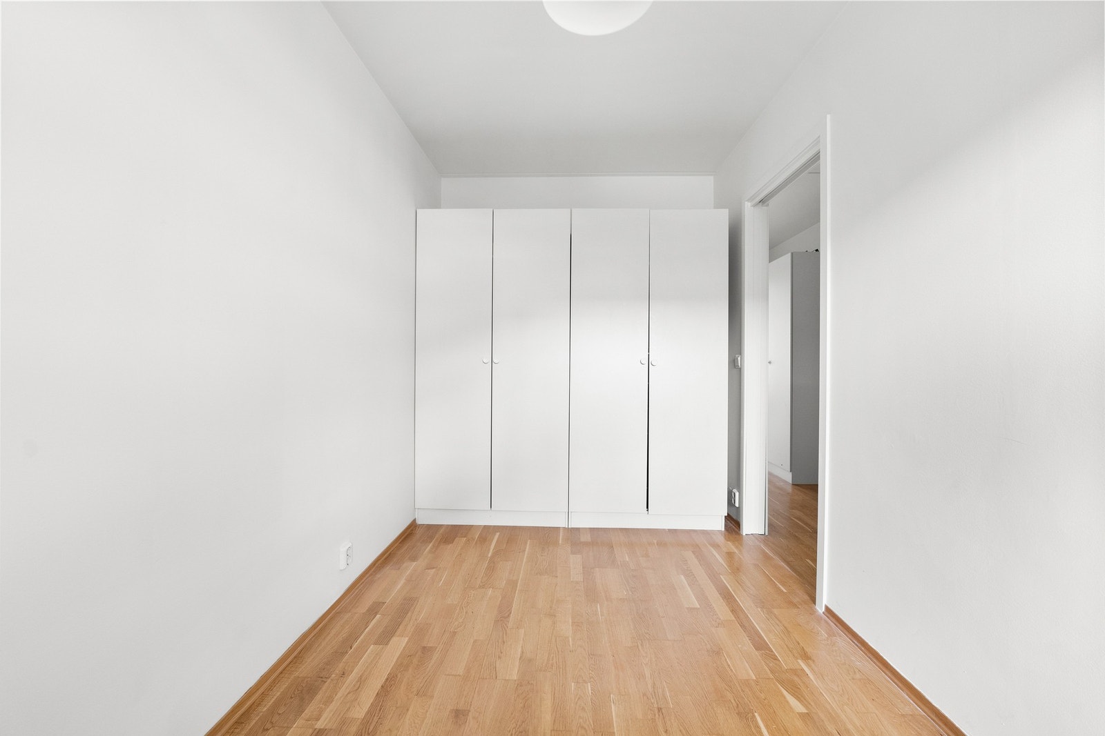 God plass til et garderobeskap. Galleribilde