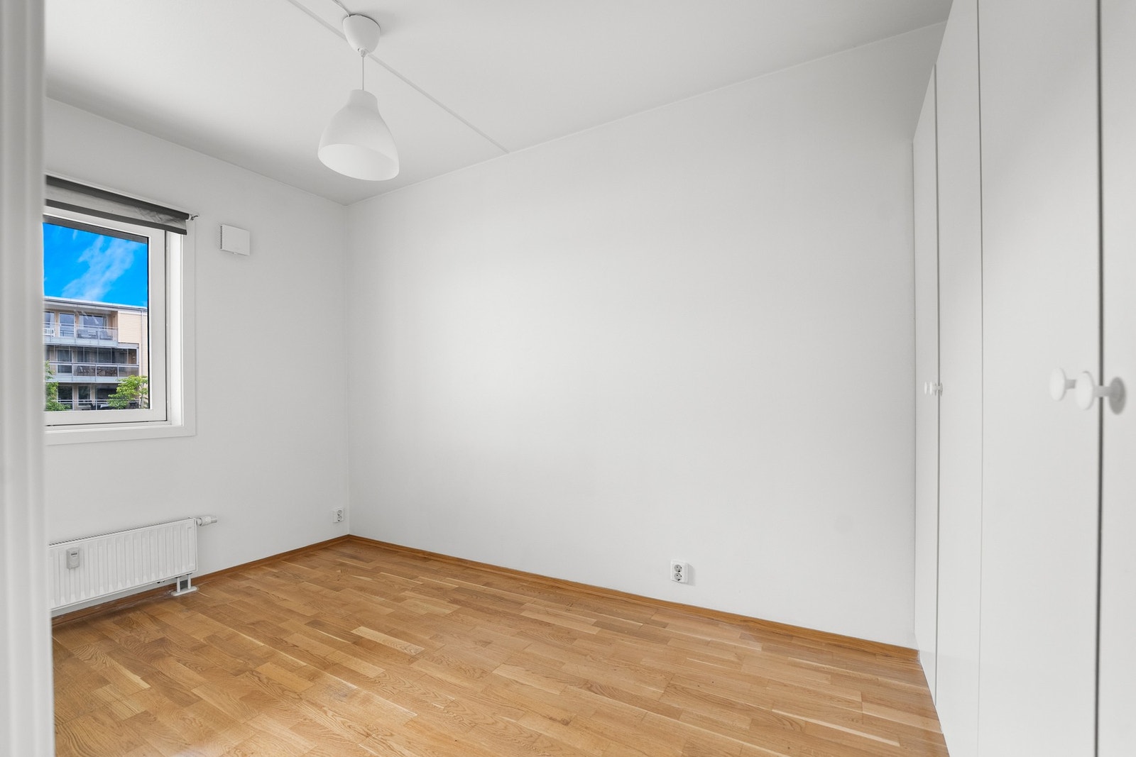 Lyst og luftig soverom med plass til både seng og nattbord. Galleribilde