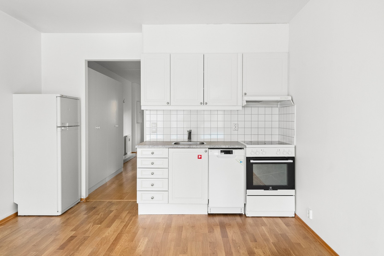 Kjøkkeninnredningen har profilerte fronter og benkeplate i slitesterk laminat.
Det er tilrettelagt for komfyr, oppvaskmaskin og kjøleskap. Galleribilde