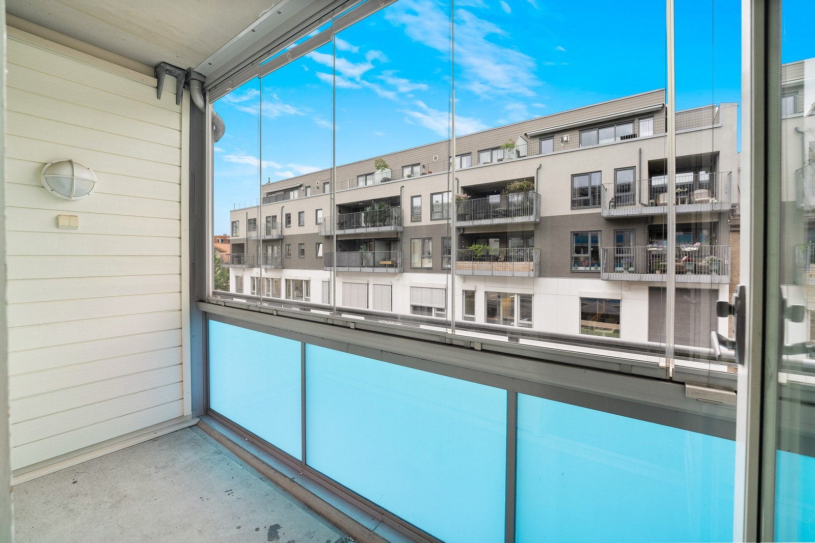 Romslig innglasset balkong. Galleribilde