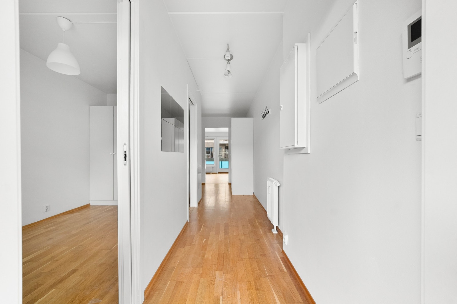 Velkommen inn i en lys og praktisk entré med plass til oppbevaring av yttertøy og sko. Galleribilde