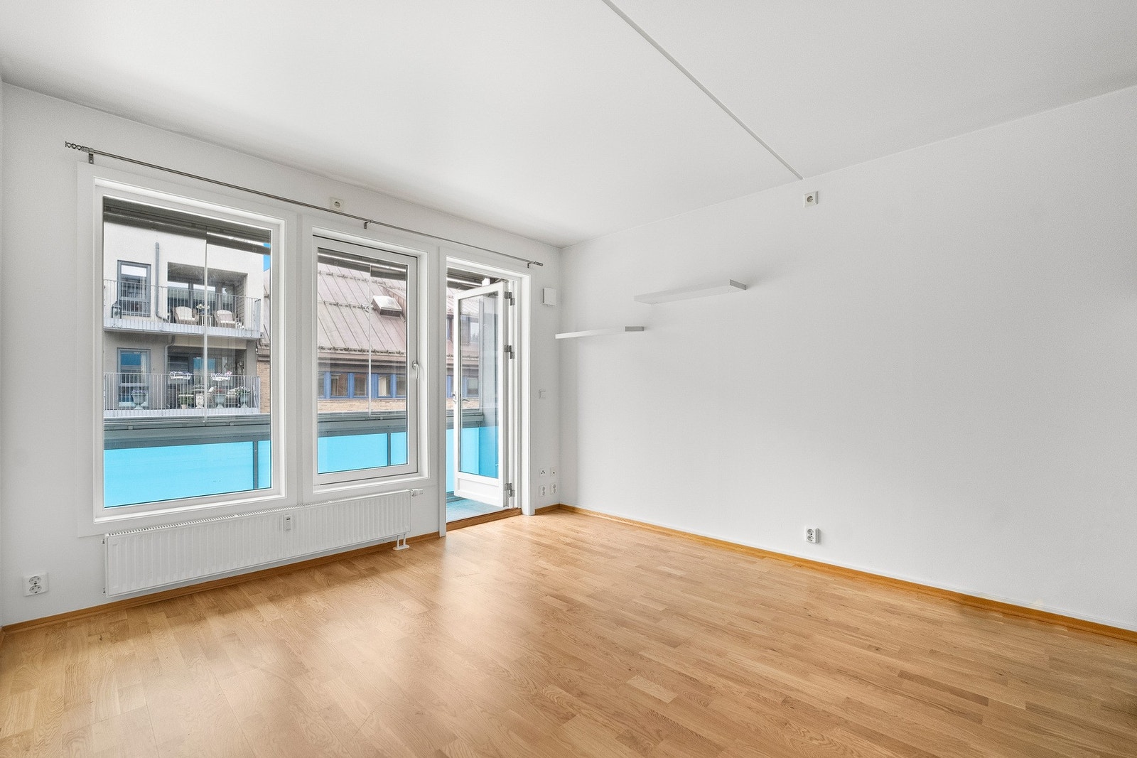 Lys og innbydende stue med store vindusflater og direkte utgang til innglasset balkong. Galleribilde