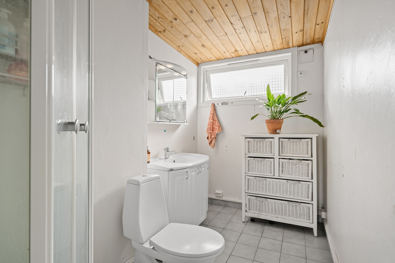 - Enkel standard på bad med behov for oppussing - Galleribilde