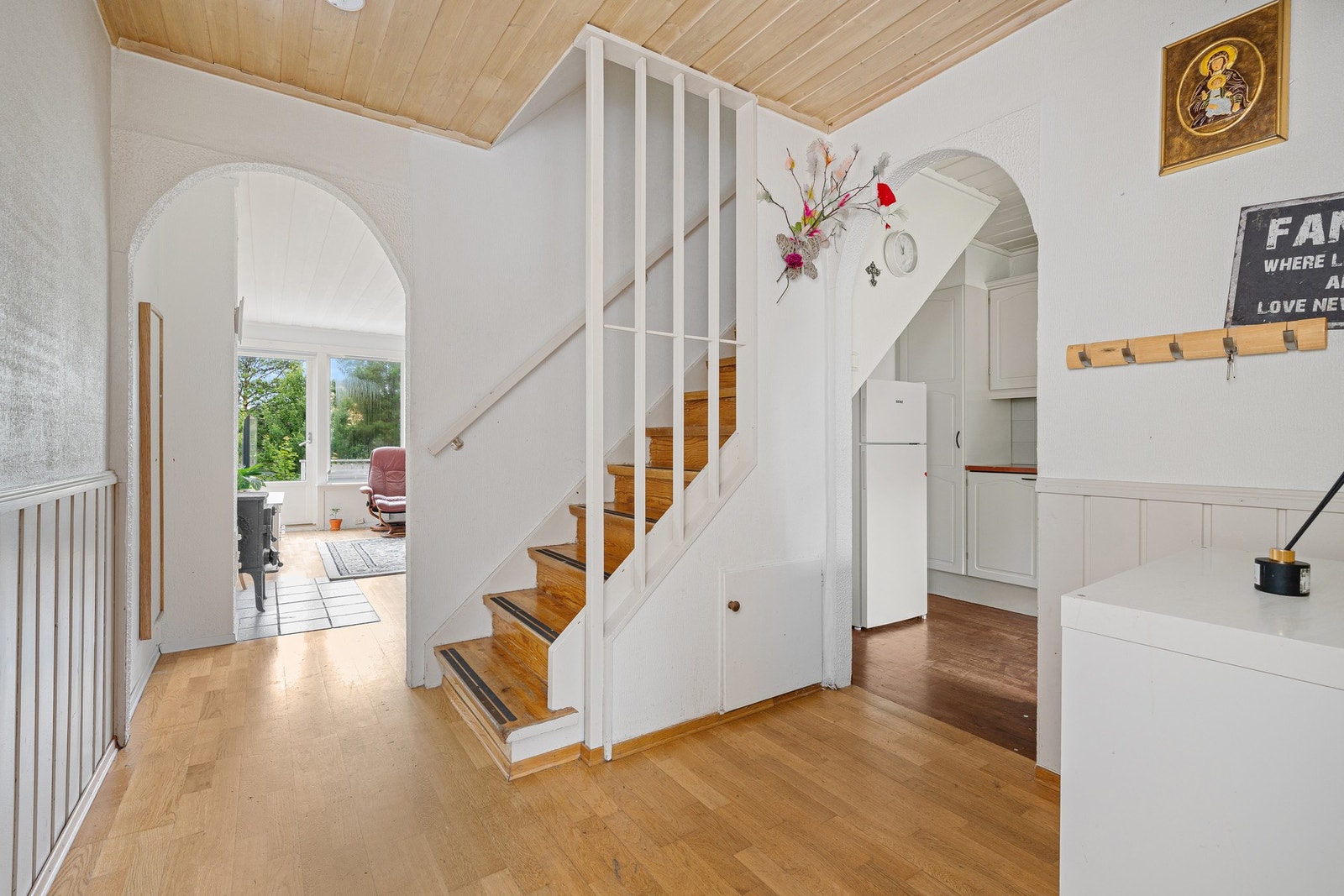 - Velkommen inn | Boligen strekker seg over to etasjer og det er behov for oppussing/modernisering - Galleribilde