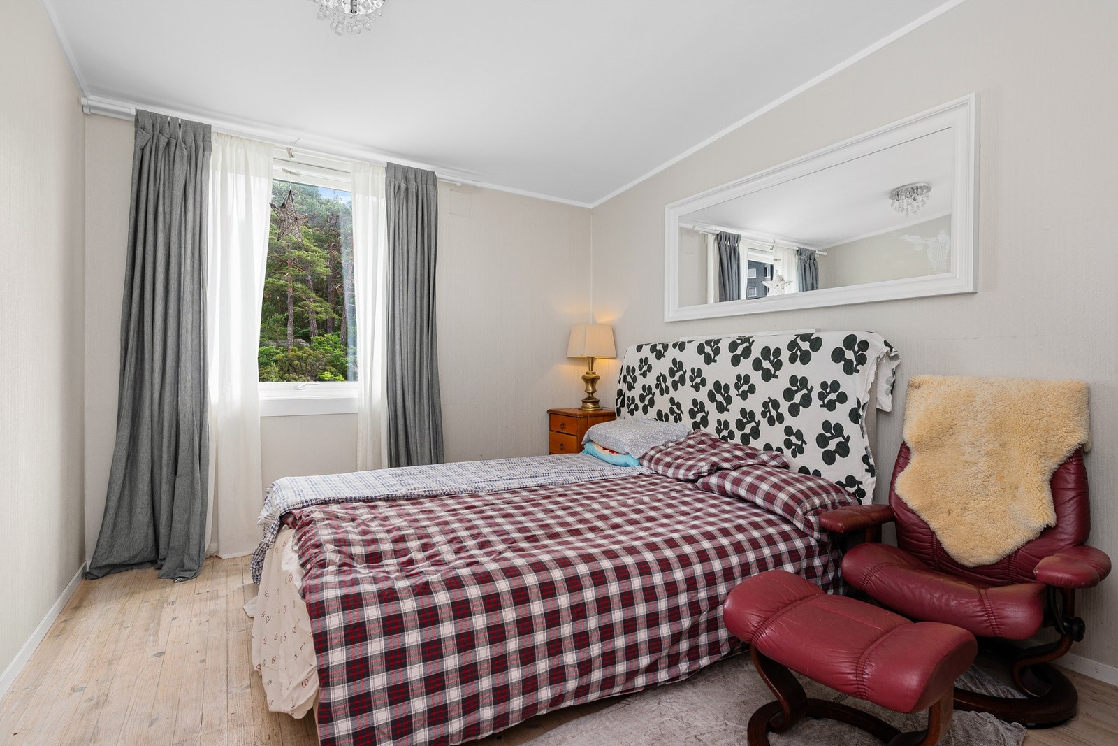 - Boligen har totalt 3 soverom og alle soverommene er i andre etasje | Hovedsoverom - Galleribilde