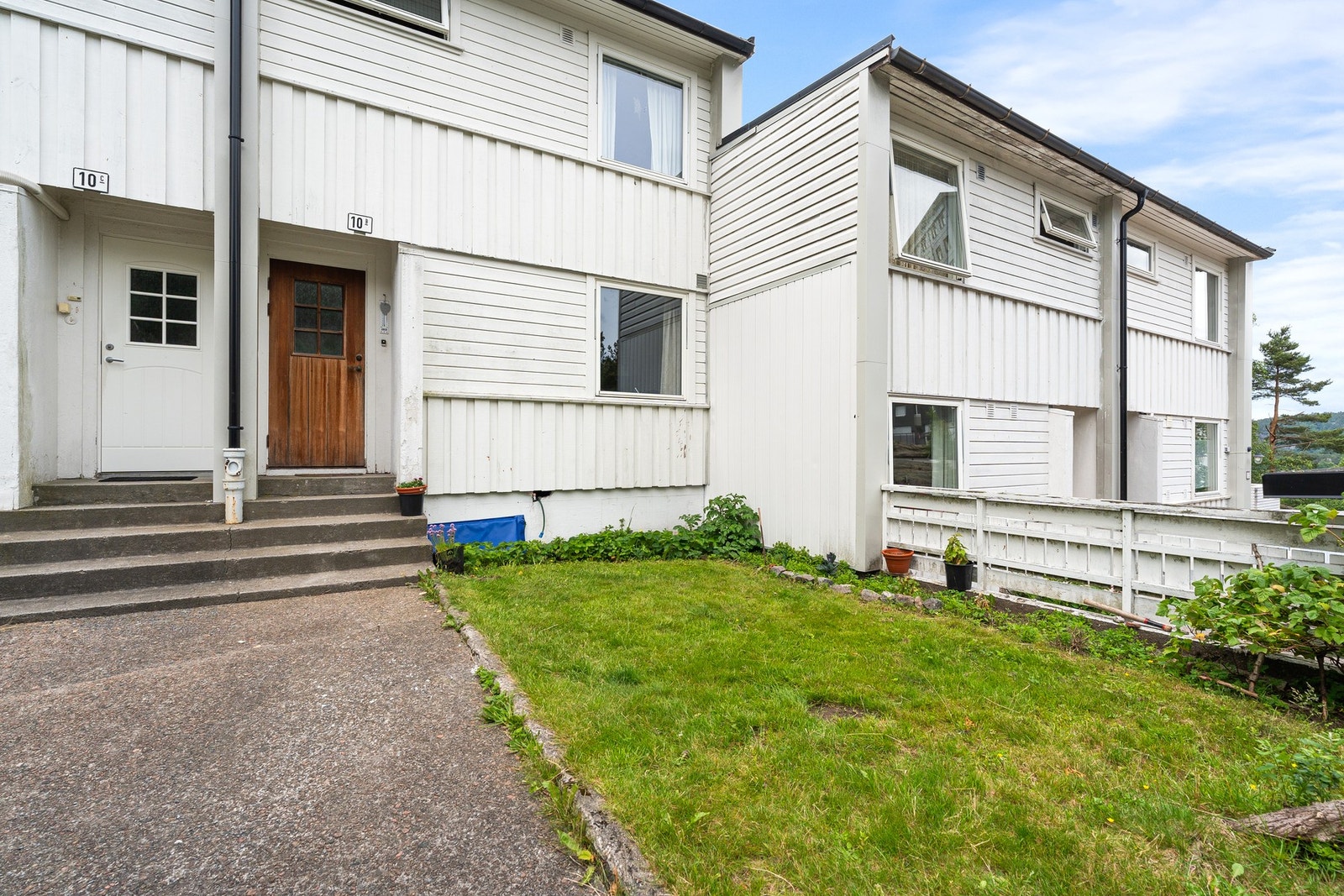 - Boligen har liten hageflekk på fremsiden, samt praktisk utebod - Galleribilde