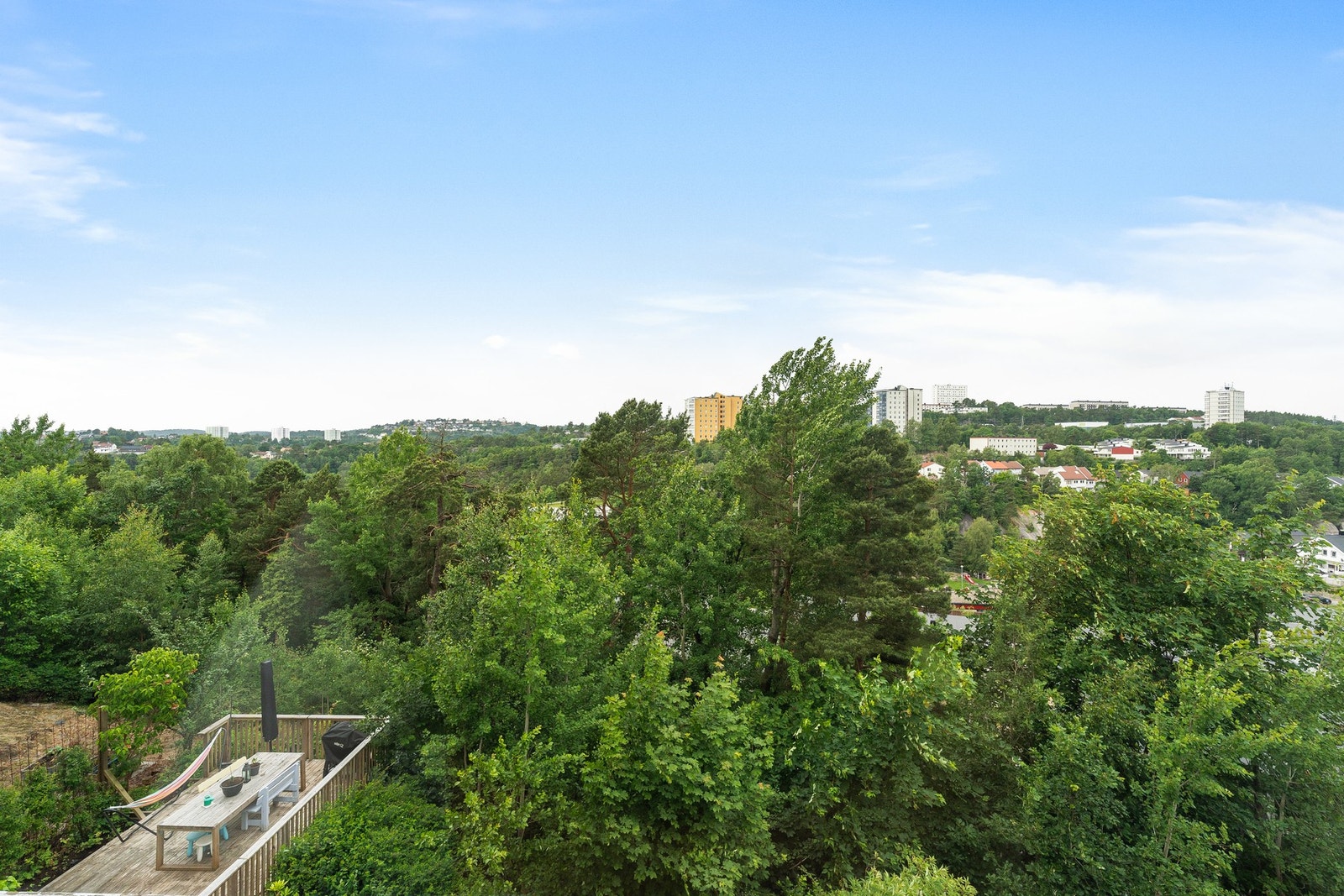 - Boligen ligger i høyden med fin utsikt mot skog/natur - Galleribilde