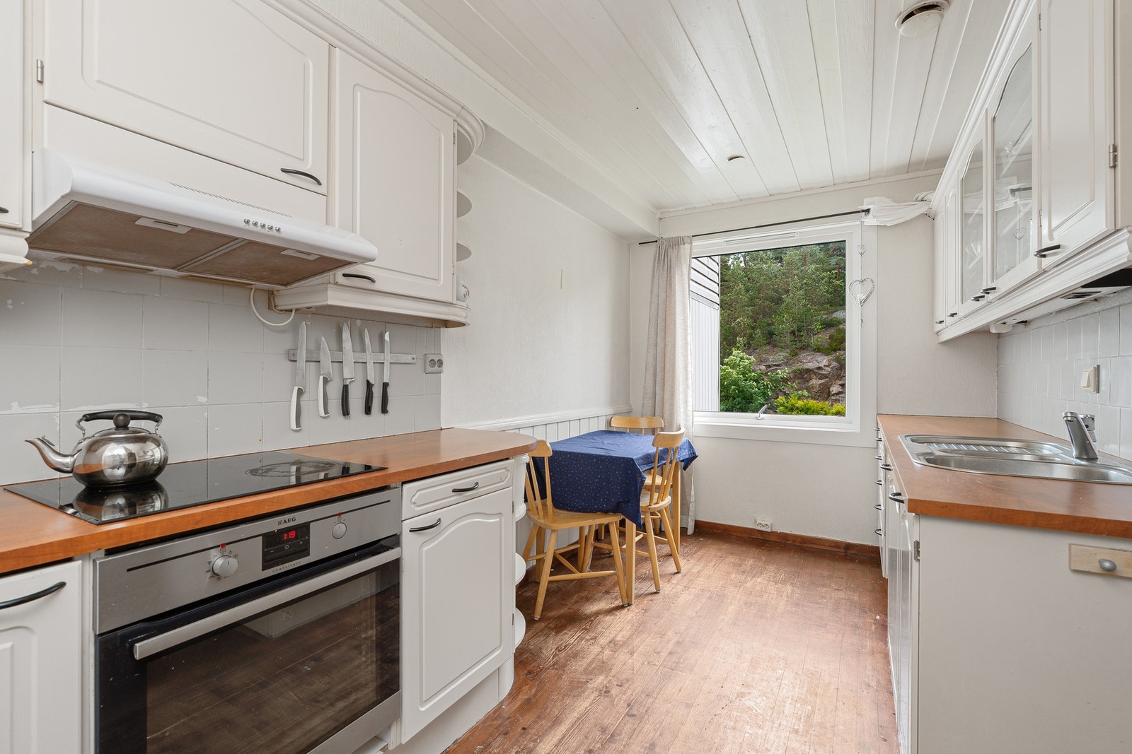 - Enkel standard på kjøkken med behov for oppussing - Galleribilde