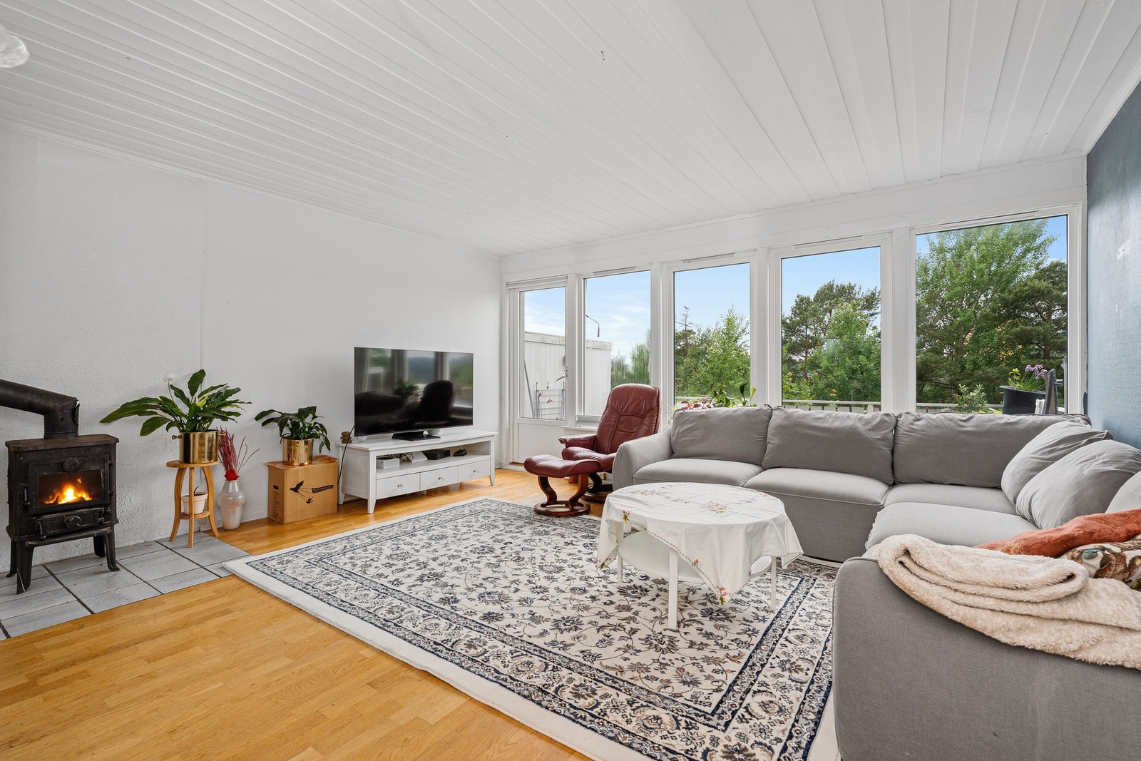 - Stuen fremstår som romslig | Store vindusflater som gir godt lysinnslipp - Galleribilde