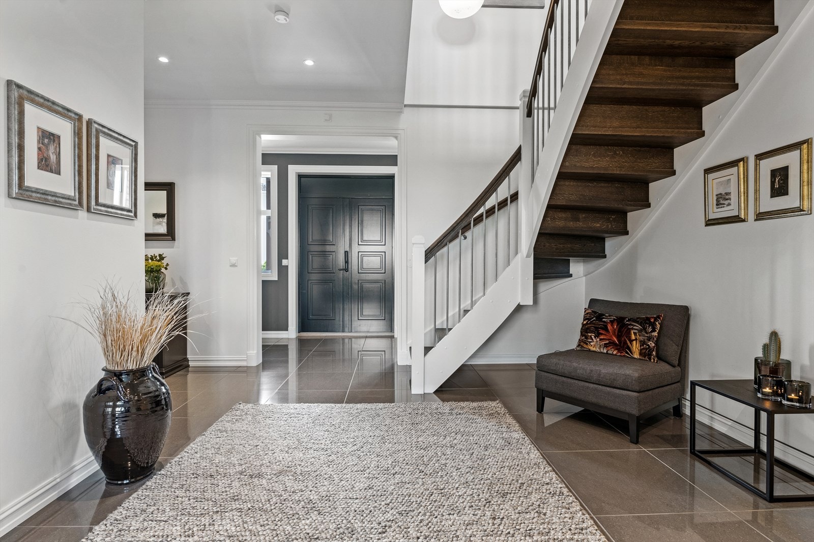 Stor åpen hall med tilgang til samtlige rom i 1. etasje og trapp opp til 2. etasje. Galleribilde