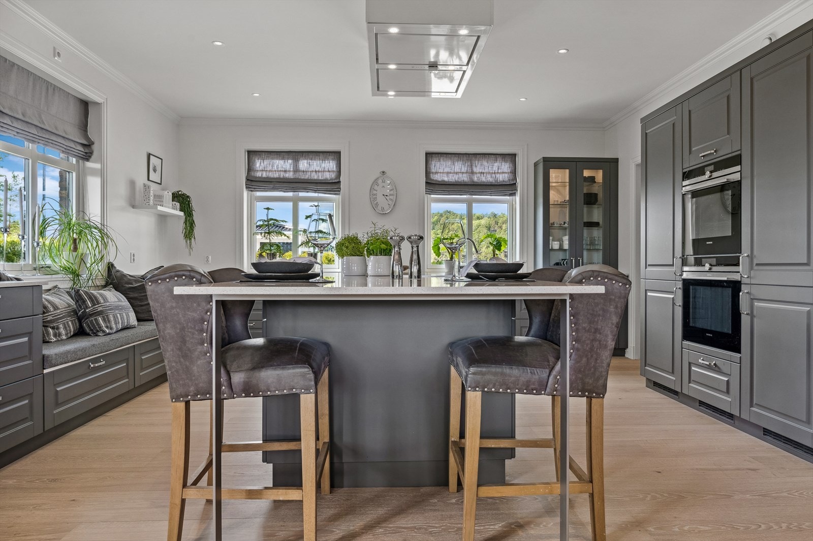 Integrert induksjonstopp, to stekeovner, oppvaskmaskin, mikrobølgeovn, kjøle- og fryseskap og vinskap som medfølger handelen. Galleribilde