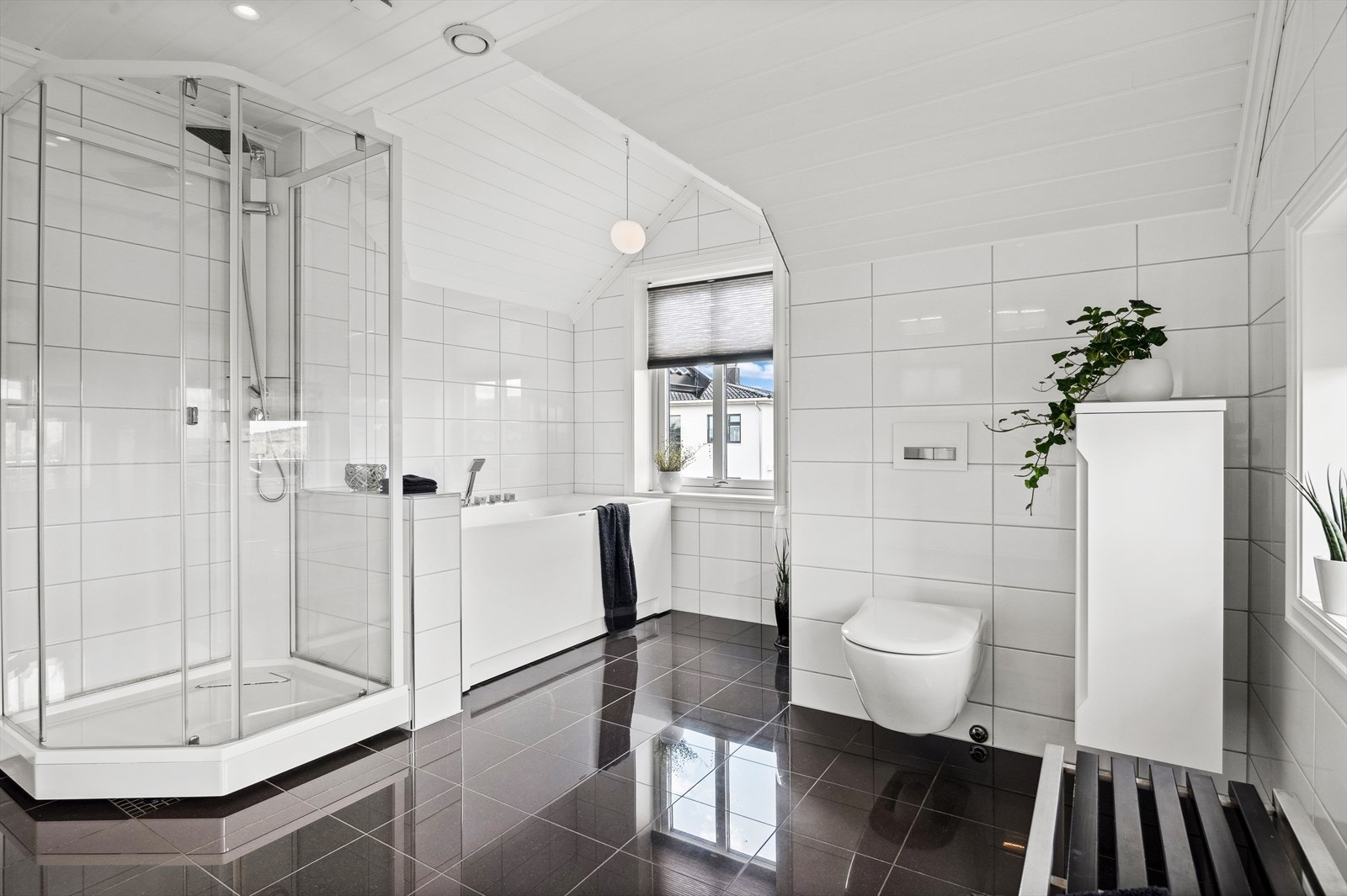 Dusjkabinett, badekar og veggfestet klosett med innebygget sisterne. Galleribilde