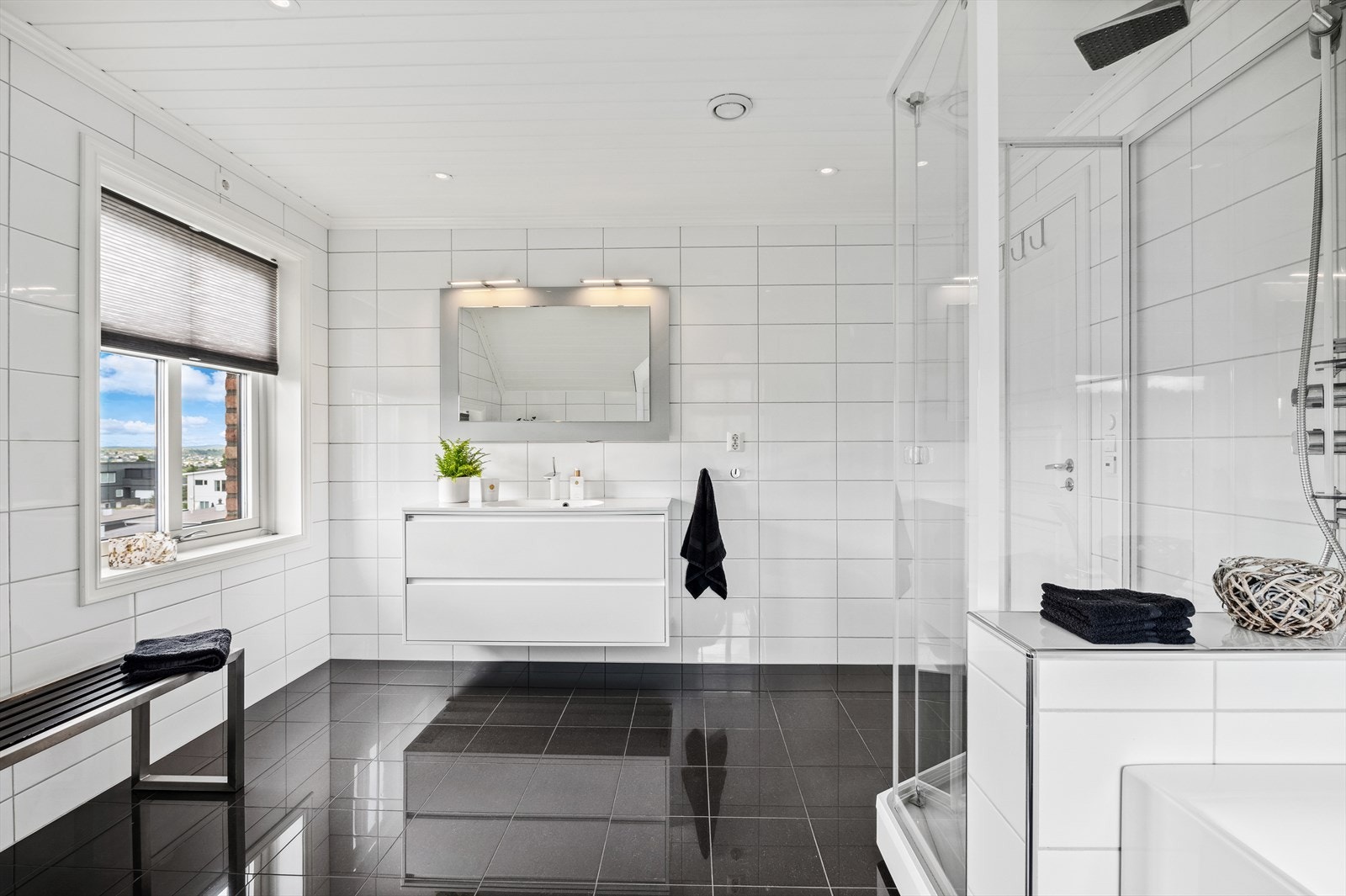 Bad i 2. etasje er meget romslig og har baderomsinnredning med skuffer og servant i helstøpt plate. Veggskap med glatte fronter i høyglanset utførelse. Galleribilde