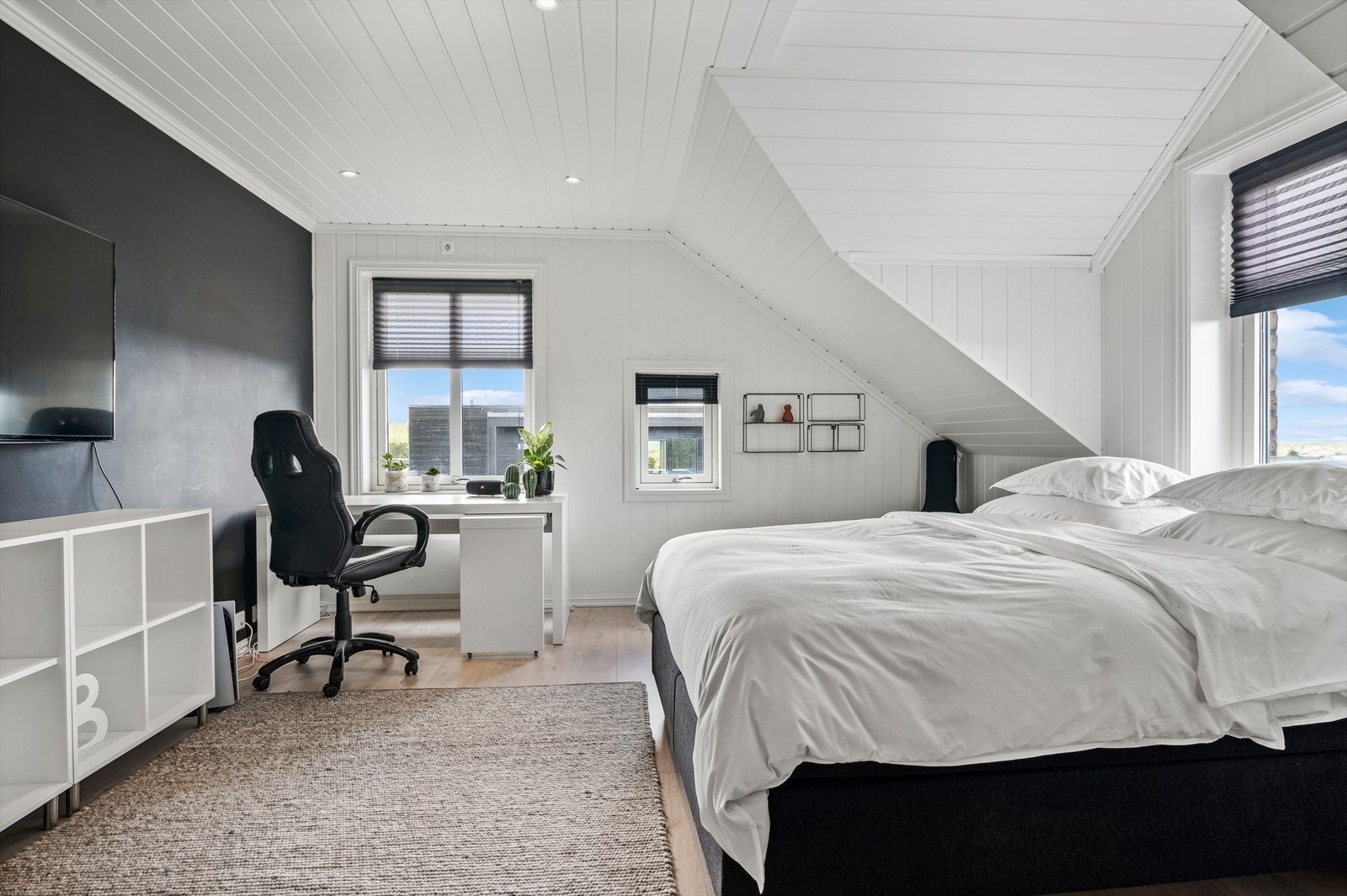 Soverom 3 i 2. etasje. Alle soverommene har god plass til dobbeltseng og har skyvedørsgarderobe med glatte fronter. Galleribilde