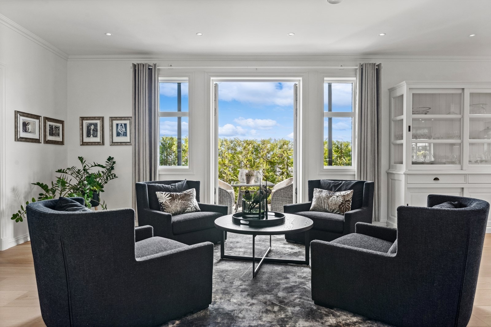 Boligen har to stuer, en i hver etasje samt spisestue. Det er gode møbleringsmuligheter i flere soner, som gir mulighet for at flere kan disponere stuene samtidig etter ulikt behov. Galleribilde