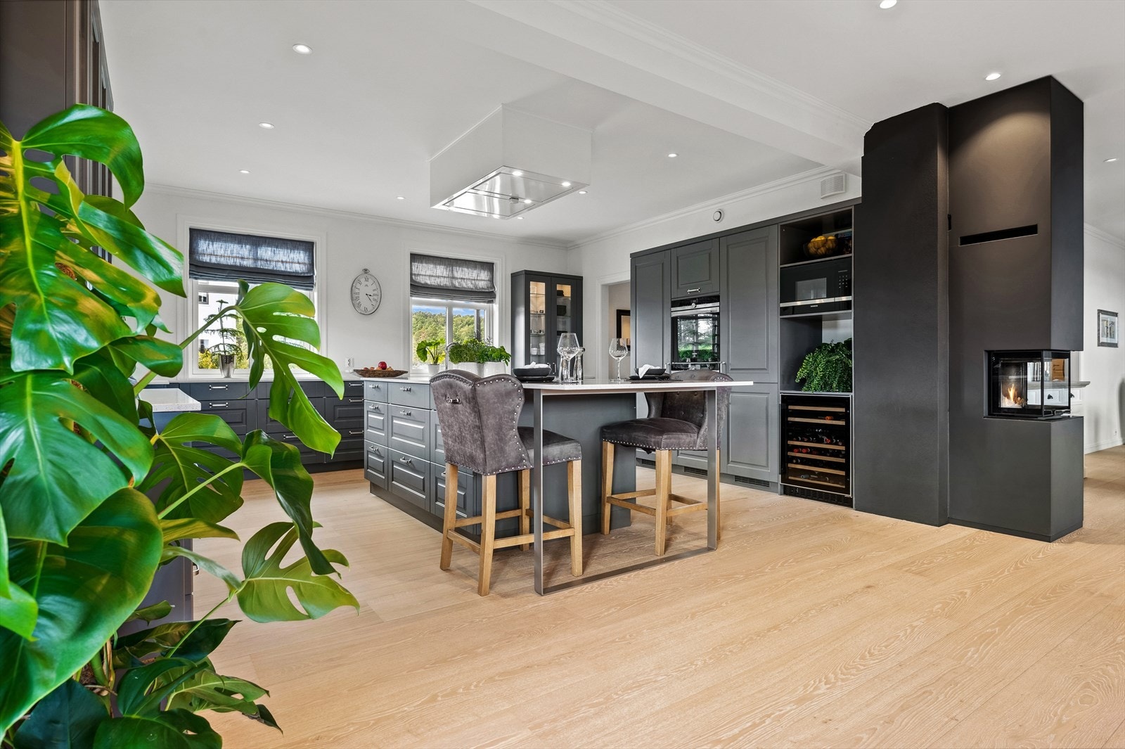 Innenfor stuen og spisestuen finner du et stort kjøkken, godt utbygget med over- og underskap, kjøkkenøy og gode arbeidsflater som innbyr til matlaging både for små og store kokker. Galleribilde