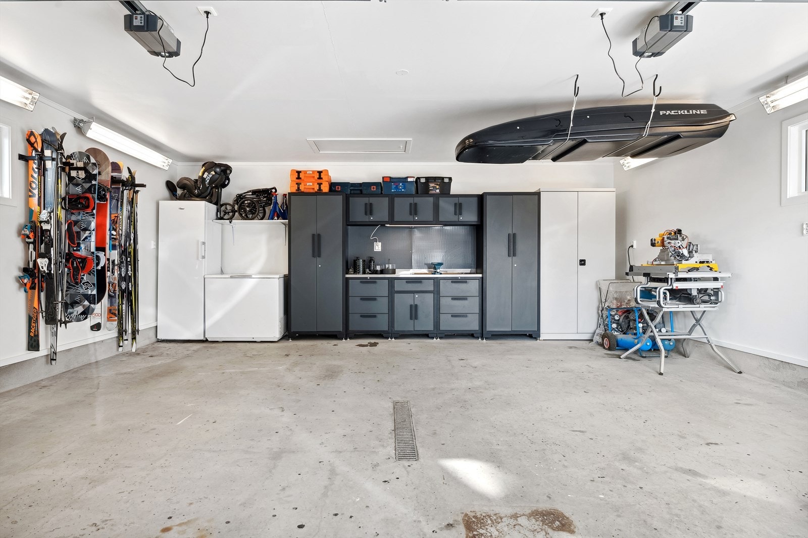 Dobbel garasje med loft for ekstra oppbevaring. Galleribilde