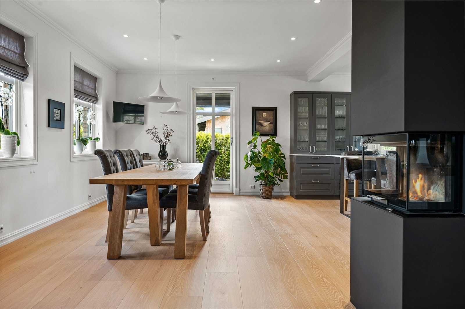 Fra kjøkkenet er det utgang til terrasse med pergola. Galleribilde