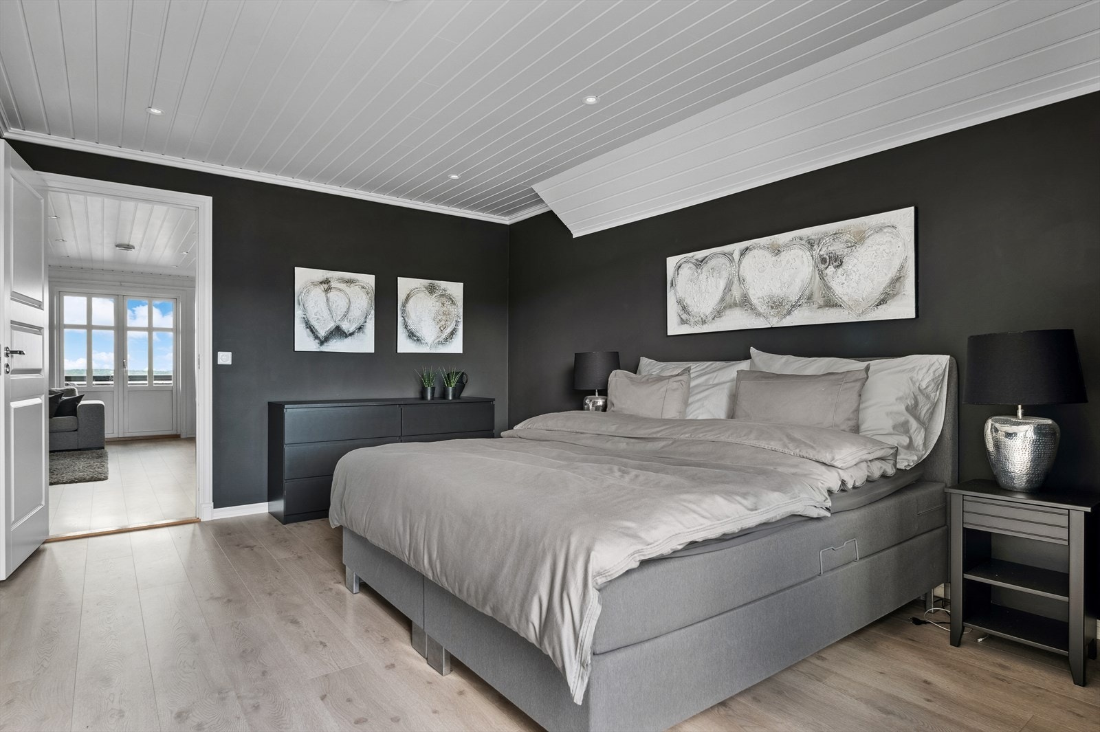 Soverom 1 i 2. etasje.
Det er i utgangspunkt 5 soverom i boligen, ett i 1. etasje og fire i 2. etasje. Soverom i 1. etasje er i dag innredet som stue. Galleribilde