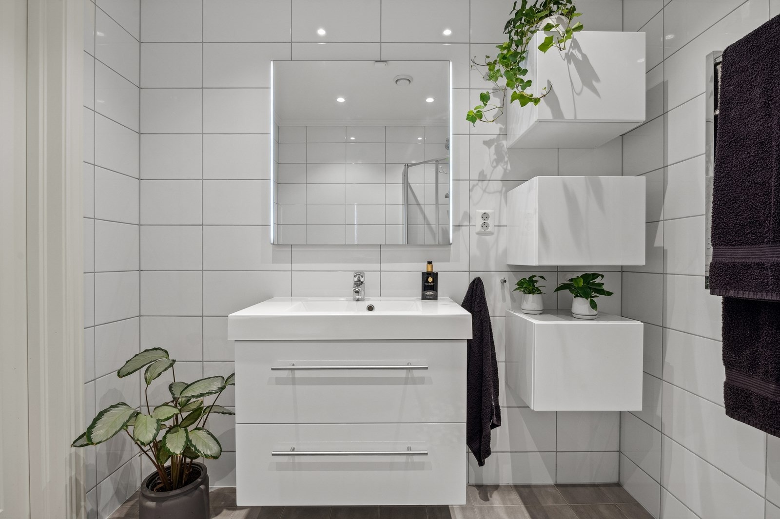 Baderom i 1. etasje.
Boligen har to lekre bad, ett i hver etasje. Galleribilde