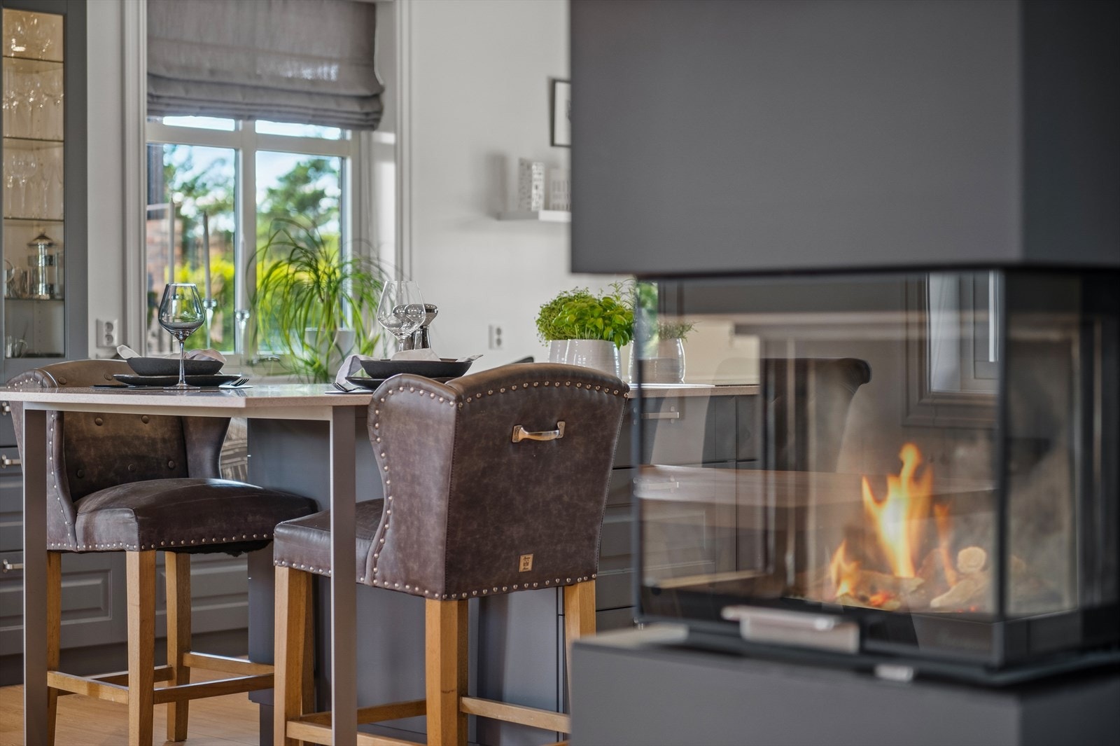 Lekker pusset og malt elementspeis med glassdør er strategisk plassert mellom spisestue og kjøkken som gir god varme og knitrende hygge. Galleribilde