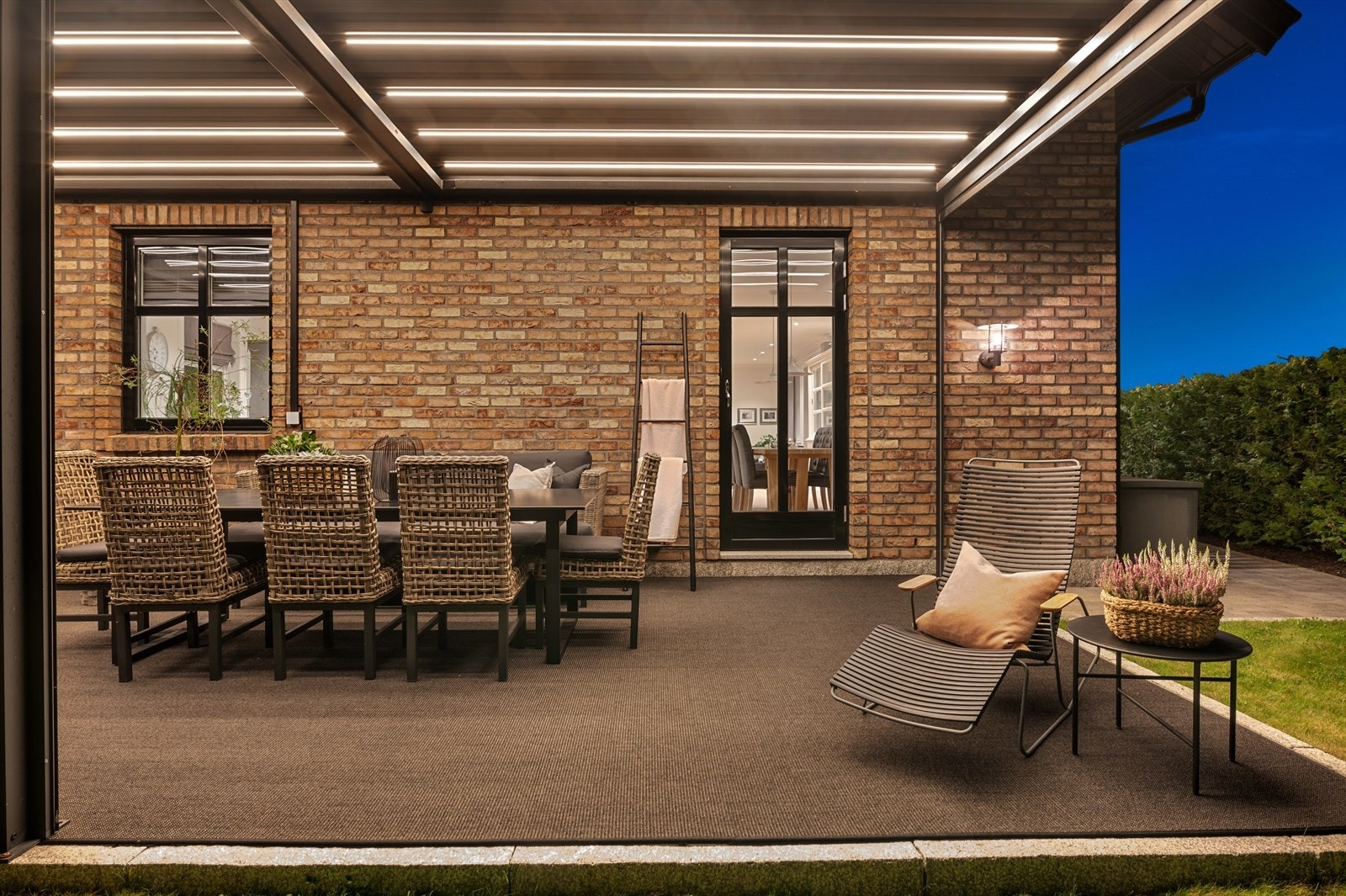 Sydvendt uteplass på ca. 25 m² med adkomst fra spisestue/kjøkken. Galleribilde