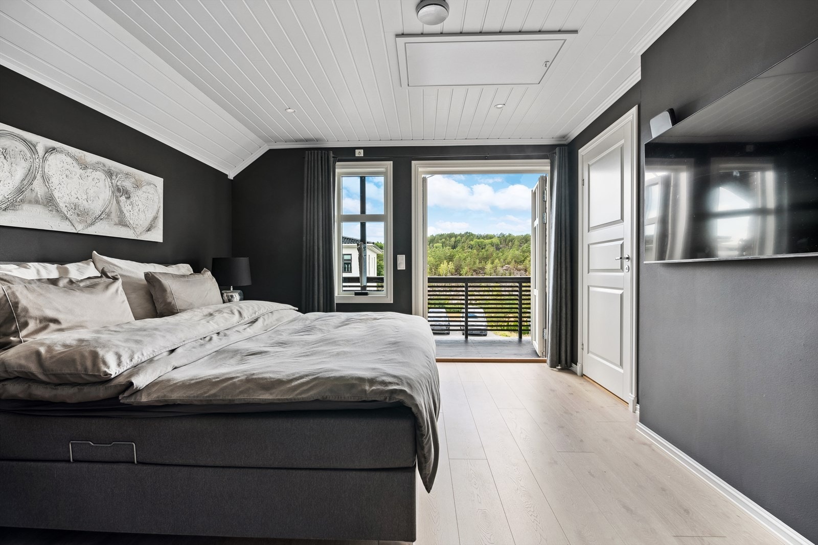 Soverom 1 i 2. etasje har bod som i dag brukes som omkledningsrom i tillegg til egen balkong over inngangsparti. Galleribilde