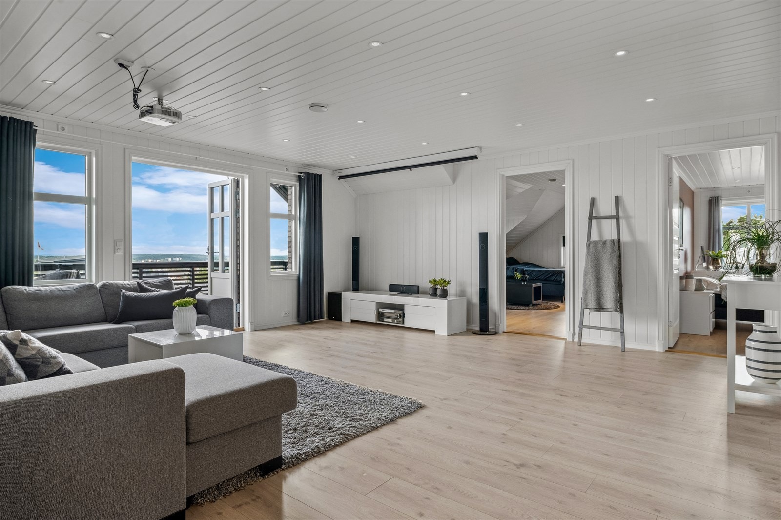 Stuen er romslig med store vindusflater som gjør rommet lyst og luftig. Galleribilde