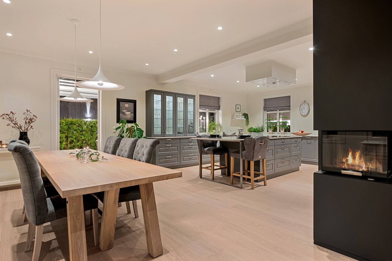 Spisestue i forbindelse med kjøkkenet. Galleribilde