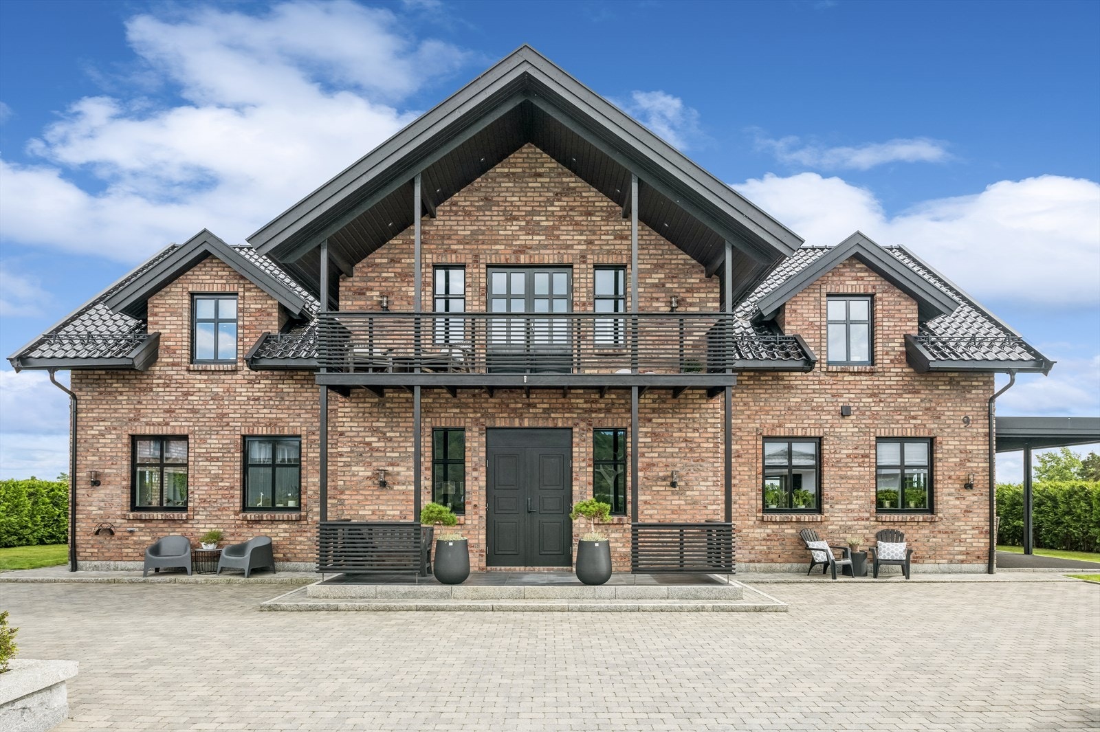 En unik enebolig på to plan, beliggende i et veletablert og svært attraktivt boligområde på Trondalstoppen, i grensen til Gressvikmarka. Galleribilde