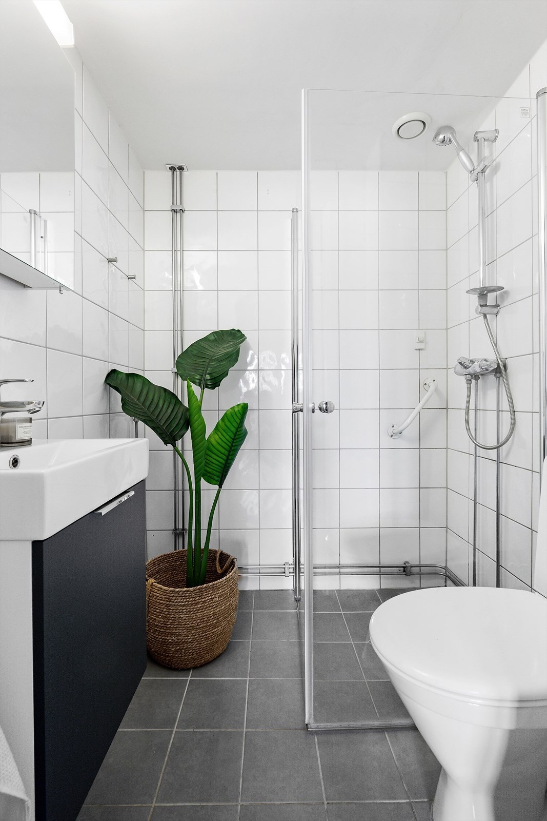 Baderommet er utstyrt med servant i skapseksjon med oppbevaring og speilskap. Galleribilde