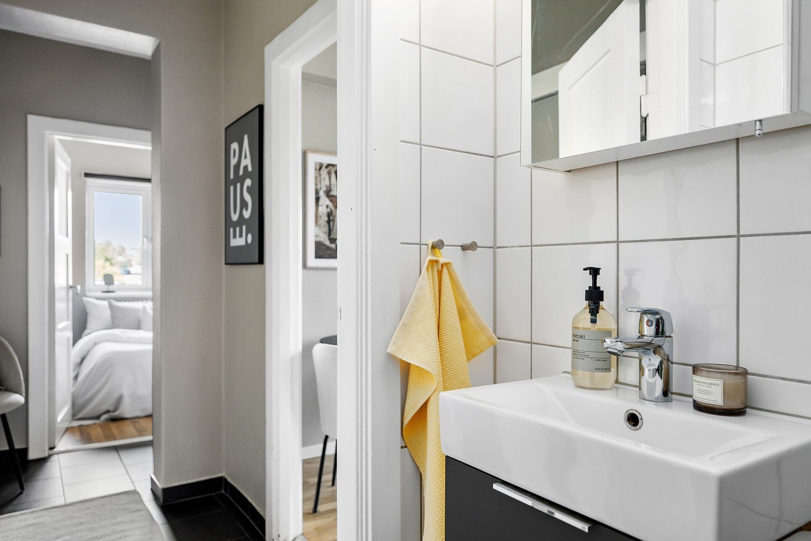 Badet ble tatt i regi av sameiet i 2003, med lyse fliser og varmekabler i gulv Galleribilde