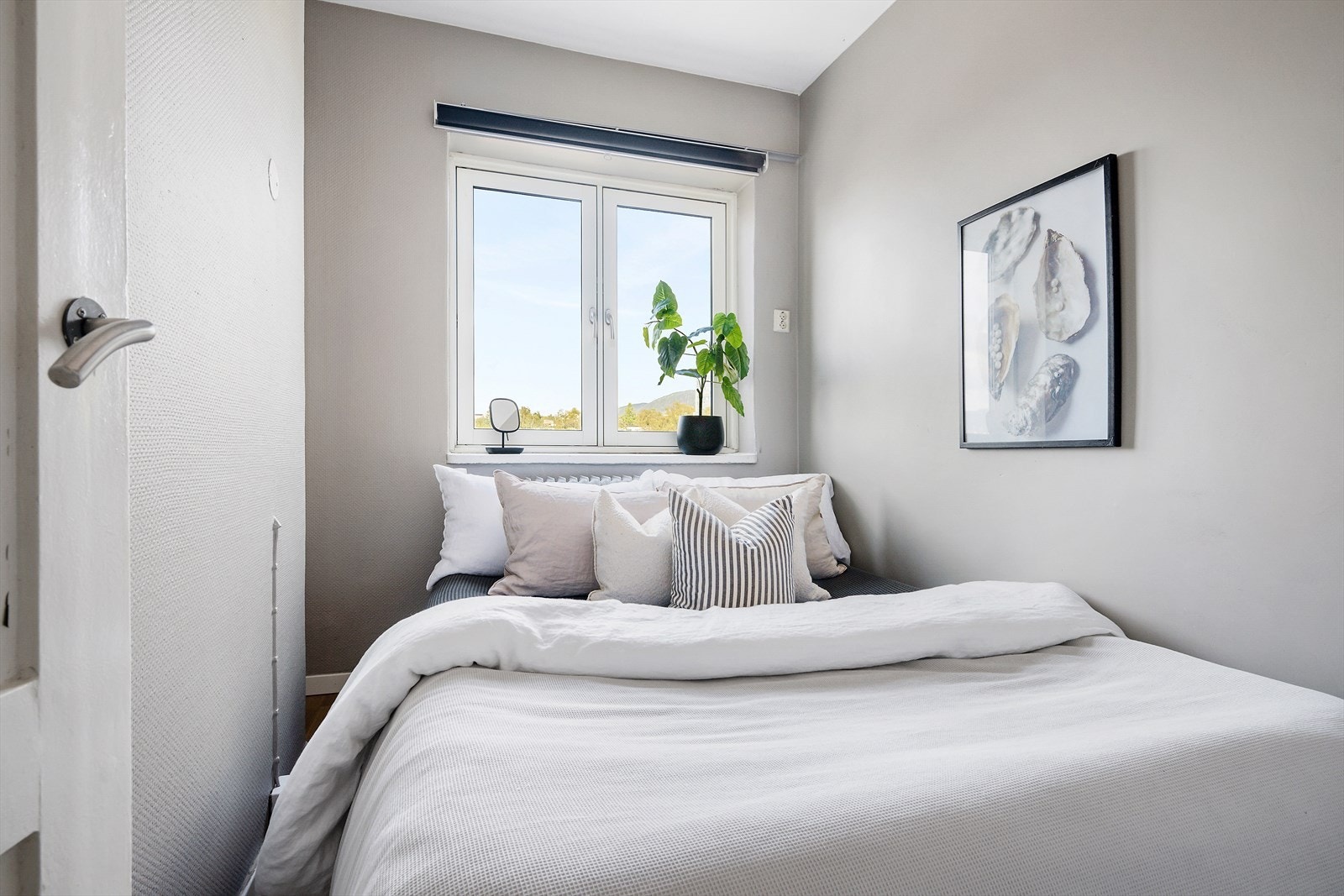 Hyggelig hovedsoverom ligger i tilknytning til entréen og har plass til dobbeltseng. Galleribilde