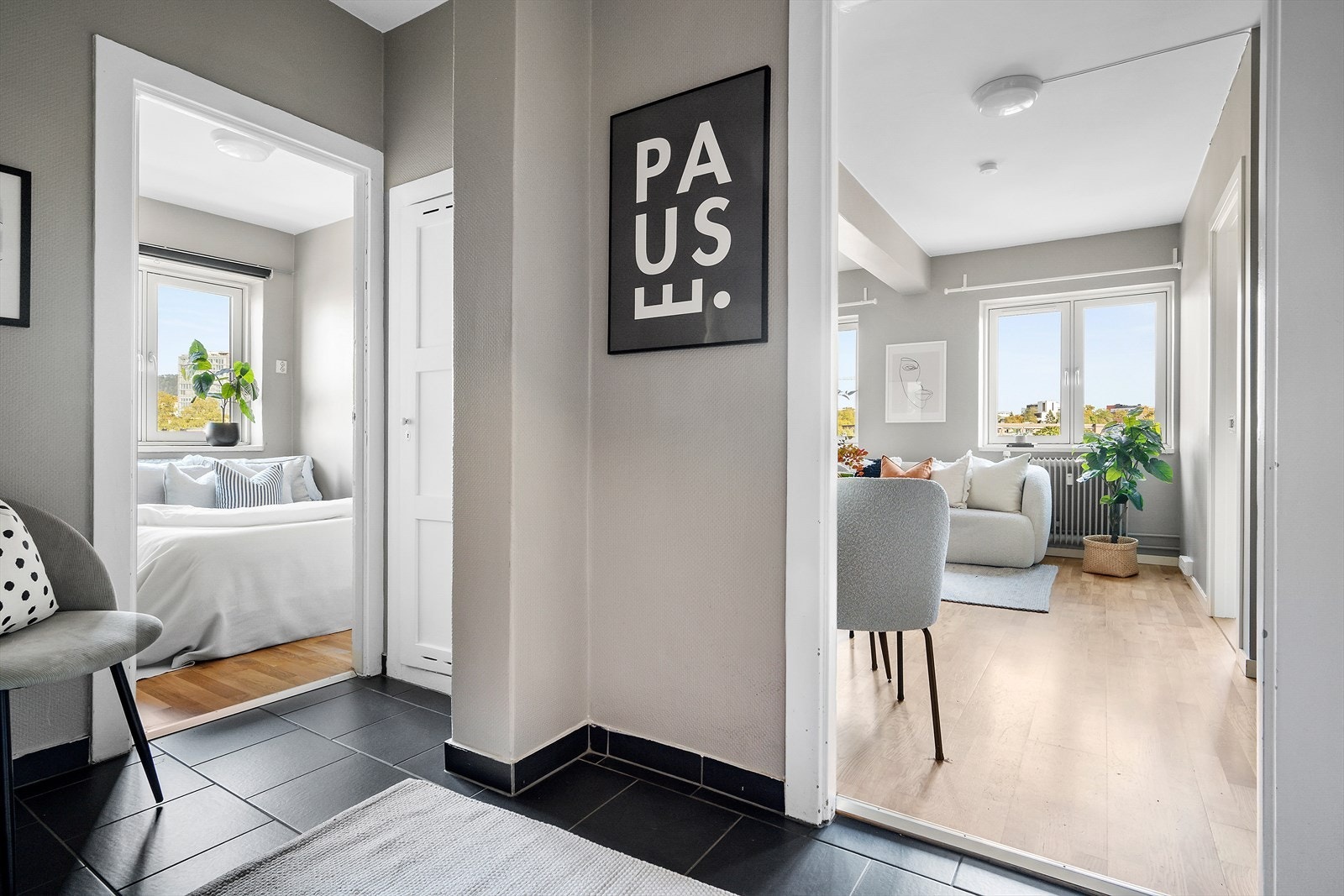 Entréen gir et godt førsteinntrykk av leiligheten med flislagt gulv og tidsriktige fargevalg. Galleribilde