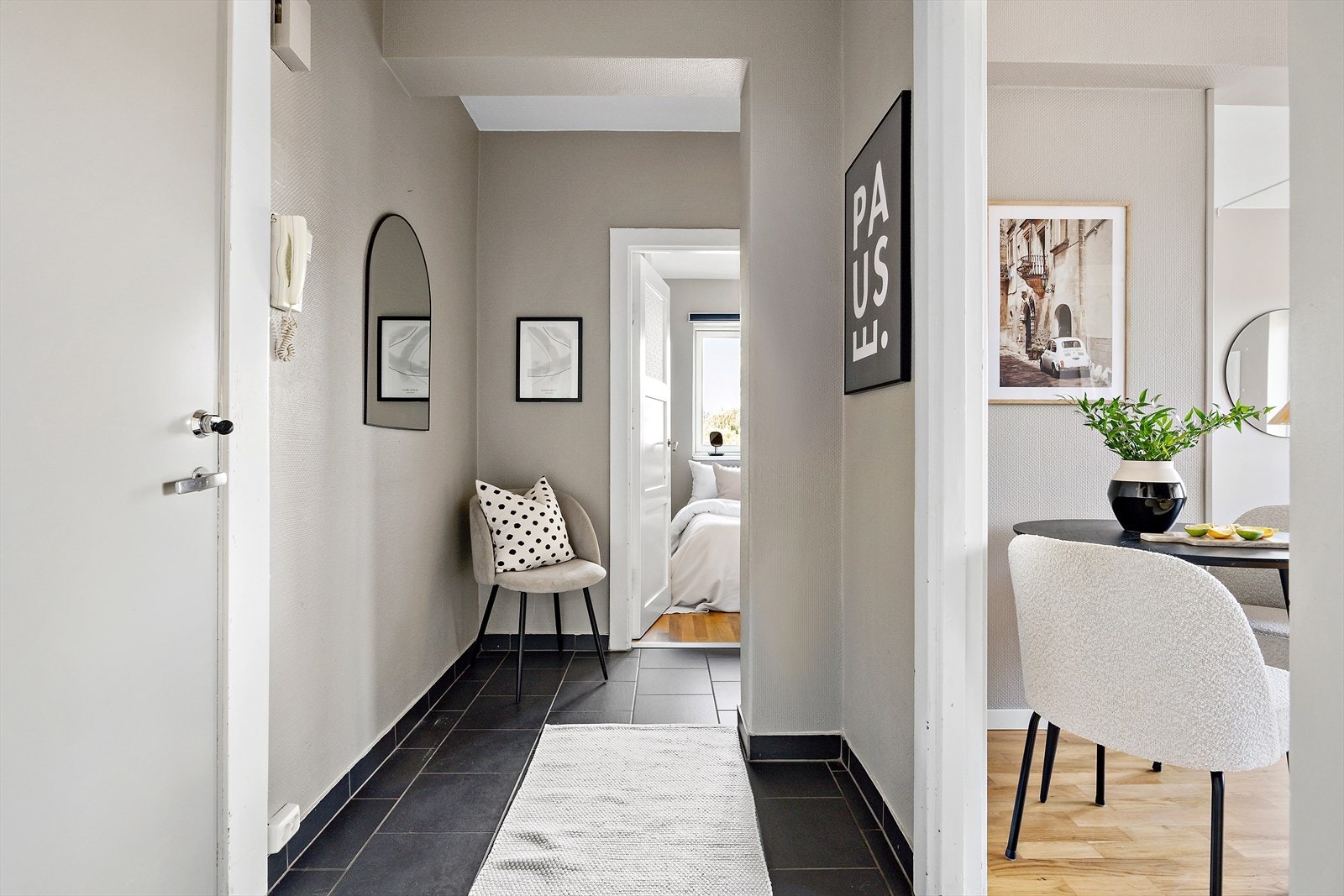 Fra entréen er det adkomst til praktisk innvendig bod for ytterligere oppbevaringsplass. Galleribilde